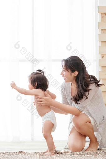 快乐玩耍幼儿垂直构图12到18个月高端摄影