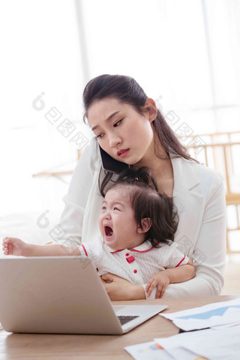 年轻妈妈抱着孩子使用电脑东方人摄影