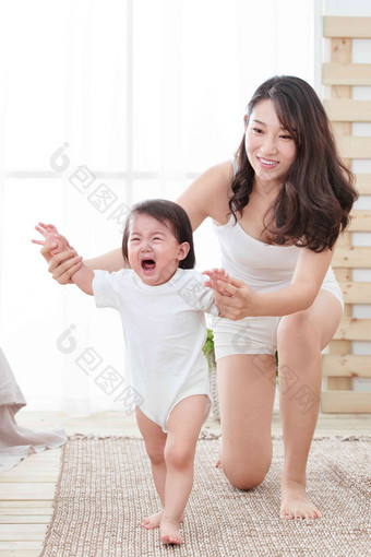 年轻妈妈扶着宝宝中国清晰影相