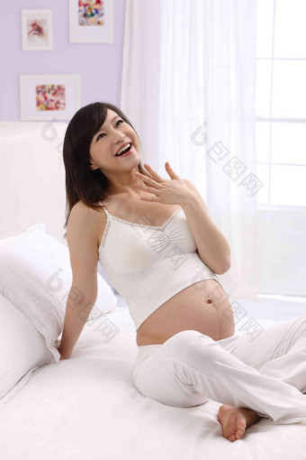 孕妇坐在床上保护氛围镜头