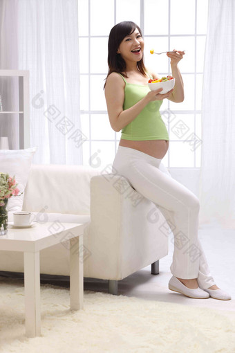 孕妇吃水果沙拉倚靠高质量素材