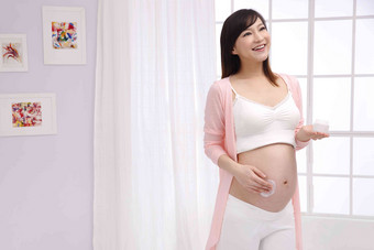 孕妇涂抹按摩膏腹部高质量照片
