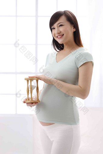 孕妇拿着沙漏