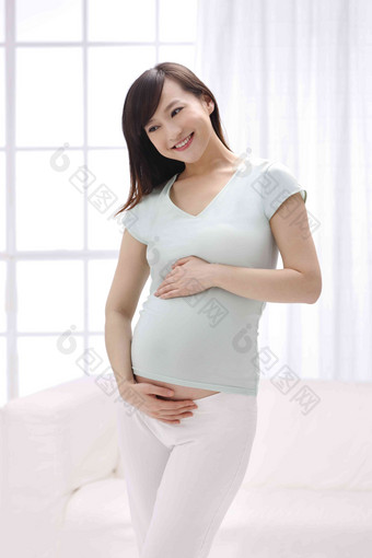 孕妇站着放松身体<strong>保养</strong>写实照片