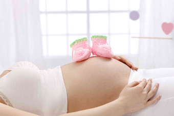 婴儿袜子放在孕妇的肚子上