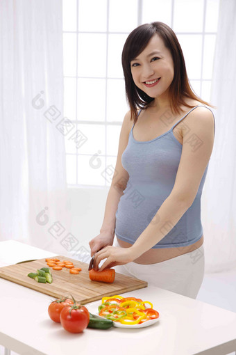 孕妇<strong>切菜</strong>做饭