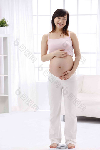 孕妇称体重关爱高端镜头