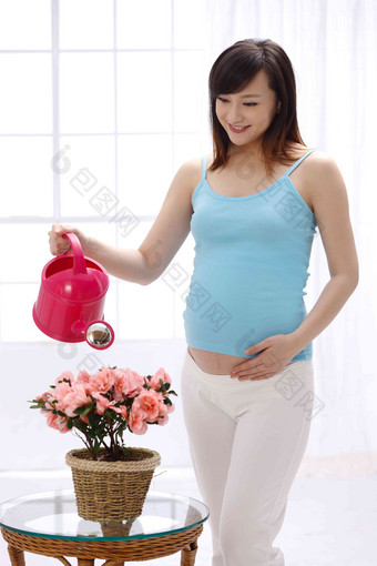 孕妇浇花