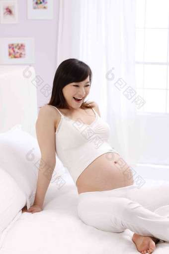 孕妇坐在床上