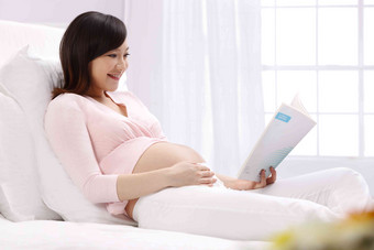 孕妇看书时尚清晰摄影