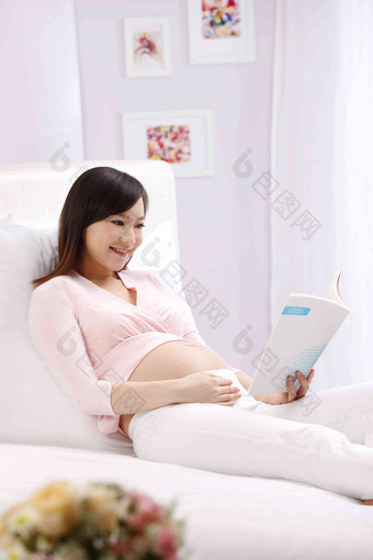 孕妇看书生长摄影