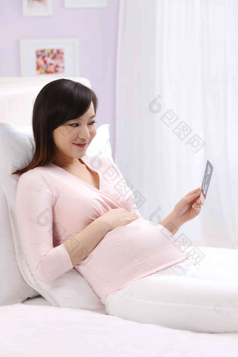 孕妇拿着超声波照片