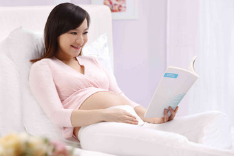 孕妇看书坐着写实素材