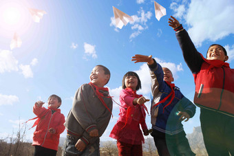 乡村小学生放纸飞机摄影高端素材