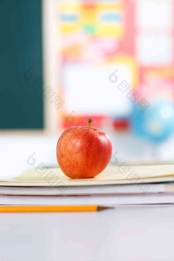 苹果放在书本上