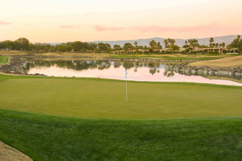 高尔夫球场场地湖黄昏高端相片