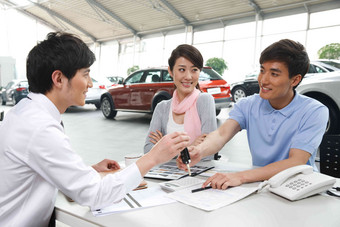 夫妇在4S店购买<strong>汽车</strong>交通高质量摄影图