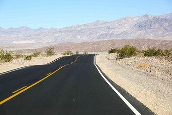 汽车户外交通前进的道路