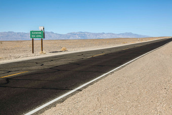 汽车旅行<strong>公路戈壁</strong>滩高端相片