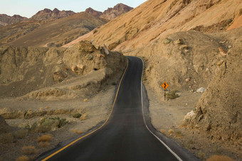 汽车运输美国西部冒险写实摄影图