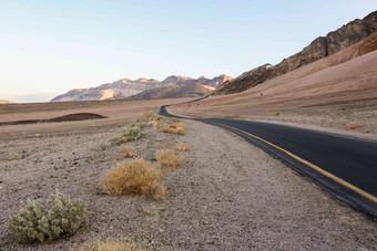 汽车旅行自然景观前进的道路清晰相片