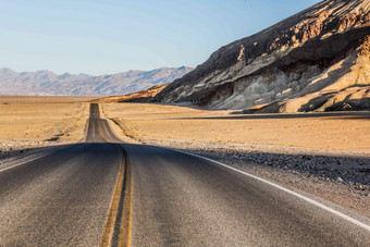 汽车户外沙漠水平构图高质量拍摄