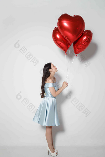 青年女人拿着<strong>心形</strong>气球成年人照片