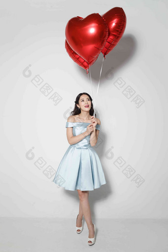 青年女人拿着心形气球