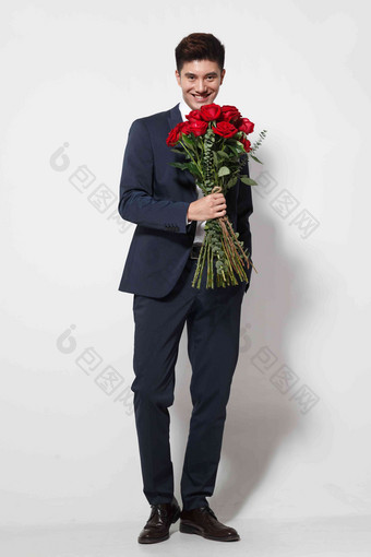 青年男人拿着玫瑰花