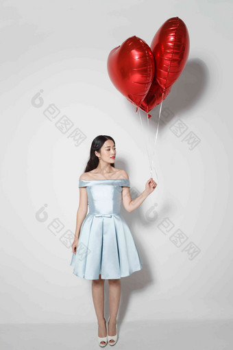 青年女人拿着<strong>心形</strong>气球全身像高质量摄影