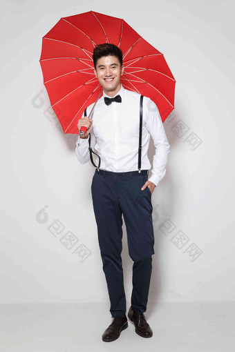 青年男人拿着心形红雨伞拿着写实影相