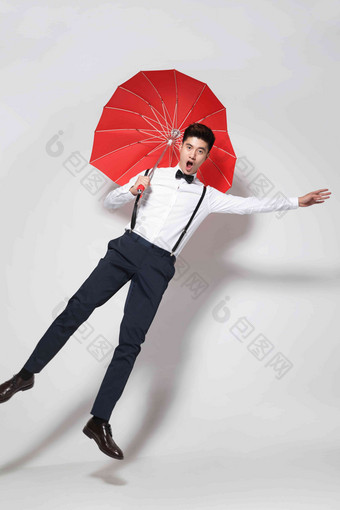 青年男人拿着心形红雨伞