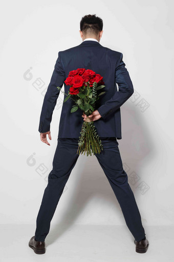 青年男人拿着玫瑰花庆祝高清相片图片