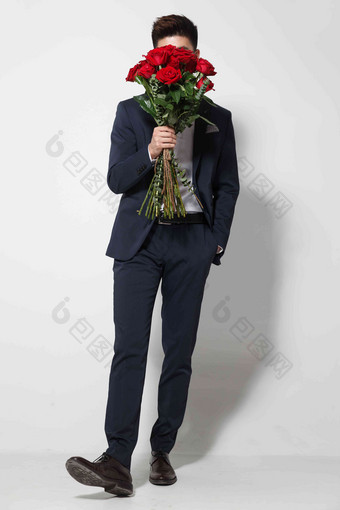 青年男人拿着玫瑰花