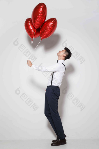青年男人拿着心形气球领结清晰素材