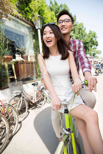 快乐情侣骑自行车逛街