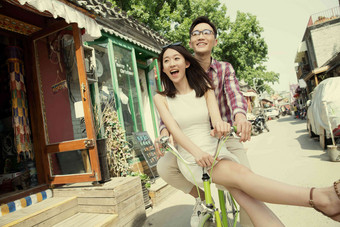 快乐情侣骑自行车逛街自行车相片