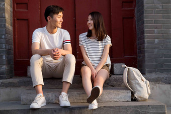 青年情侣坐在门口交谈中国写实摄影