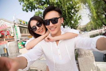 快乐情侣青年伴侣户外北京女朋友摄影图