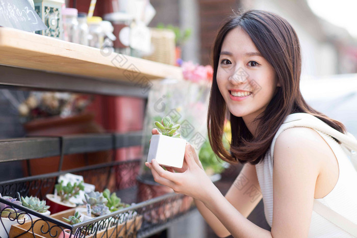 年轻女孩看多肉植物幸福照片