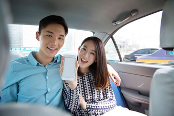 青年情侣在车内拿着手机导航两个人高清相片