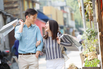 青年购物旅行约会彩色图片