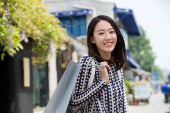 年轻女孩逛街一个人高端图片