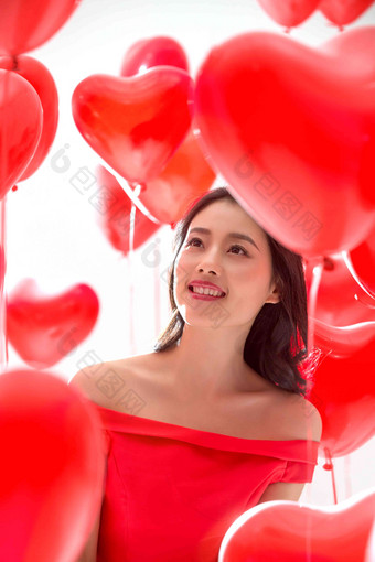 青年女人和气球红色氛围图片