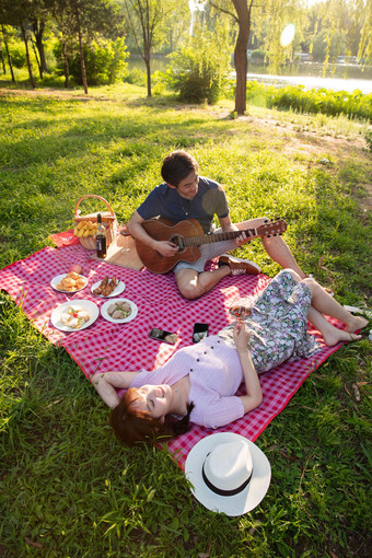 在公园里弹吉他的幸福情侣中国清晰摄影图