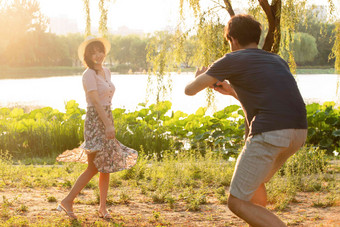 幸福情侣在公园里拍照女人高端摄影