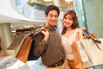 在商场里购物的幸福情侣购物袋高清拍摄