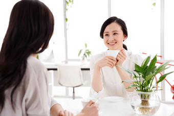 休闲的商务女人绿色场景