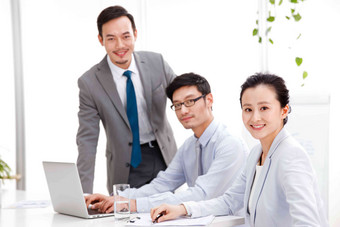 商务男女在会议室工作中国氛围镜头