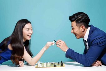 青年商务男女下象棋幸福清晰图片